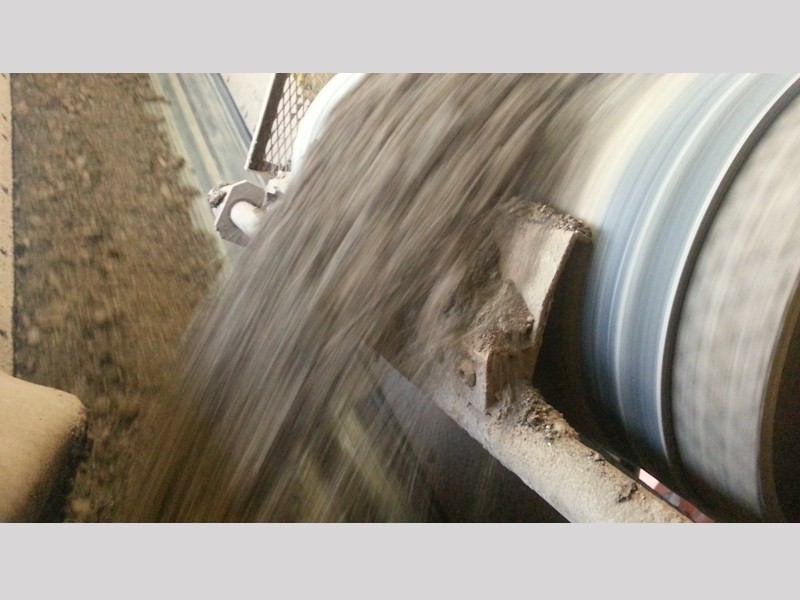 Incrostazioni di argilla umida su nastro trasportatore