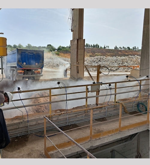 Dust suppression on the primary crusher feed hopper