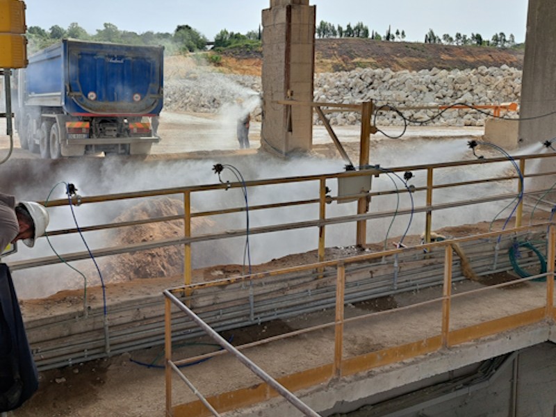Dust suppression on the primary crusher feed hopper