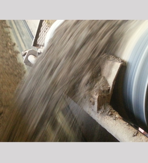 Wet clay encrustations on conveyor belt