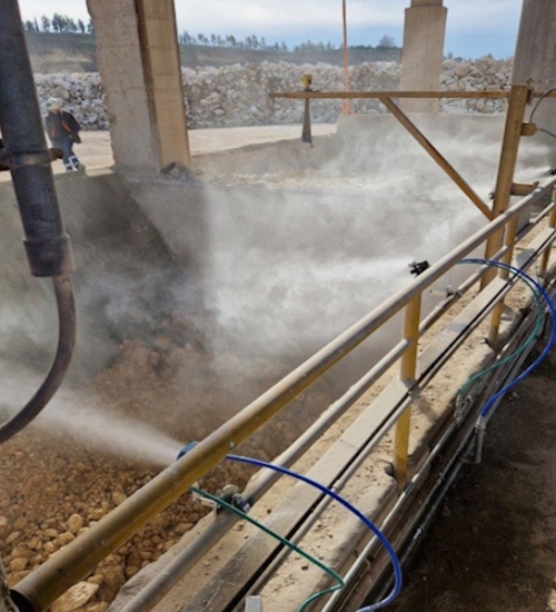 Dust containment on limestone discharge hopper for primary crusher loading