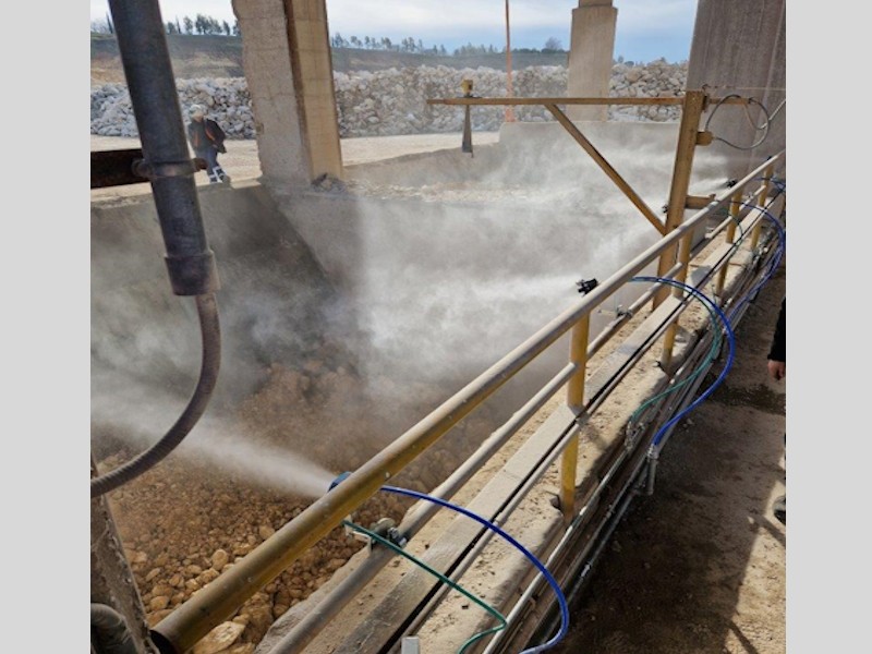 Dust suppression on the primary crusher feed hopper